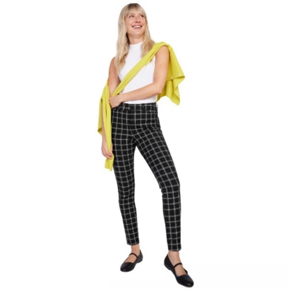 2 for $25 Old Navy High Rise Pixie Pants size 8